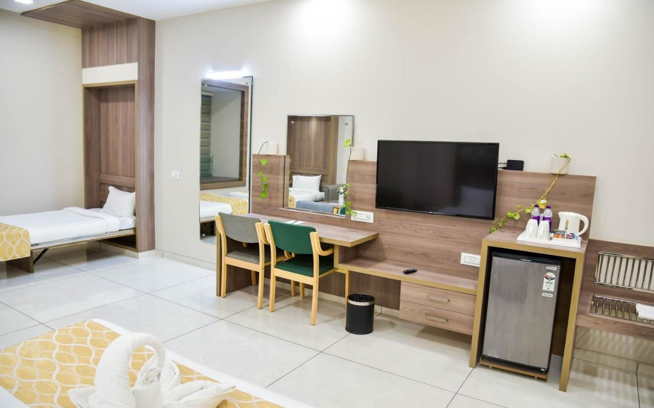 Shree Ganga Smb Hotels Ujjain Eksteriør billede