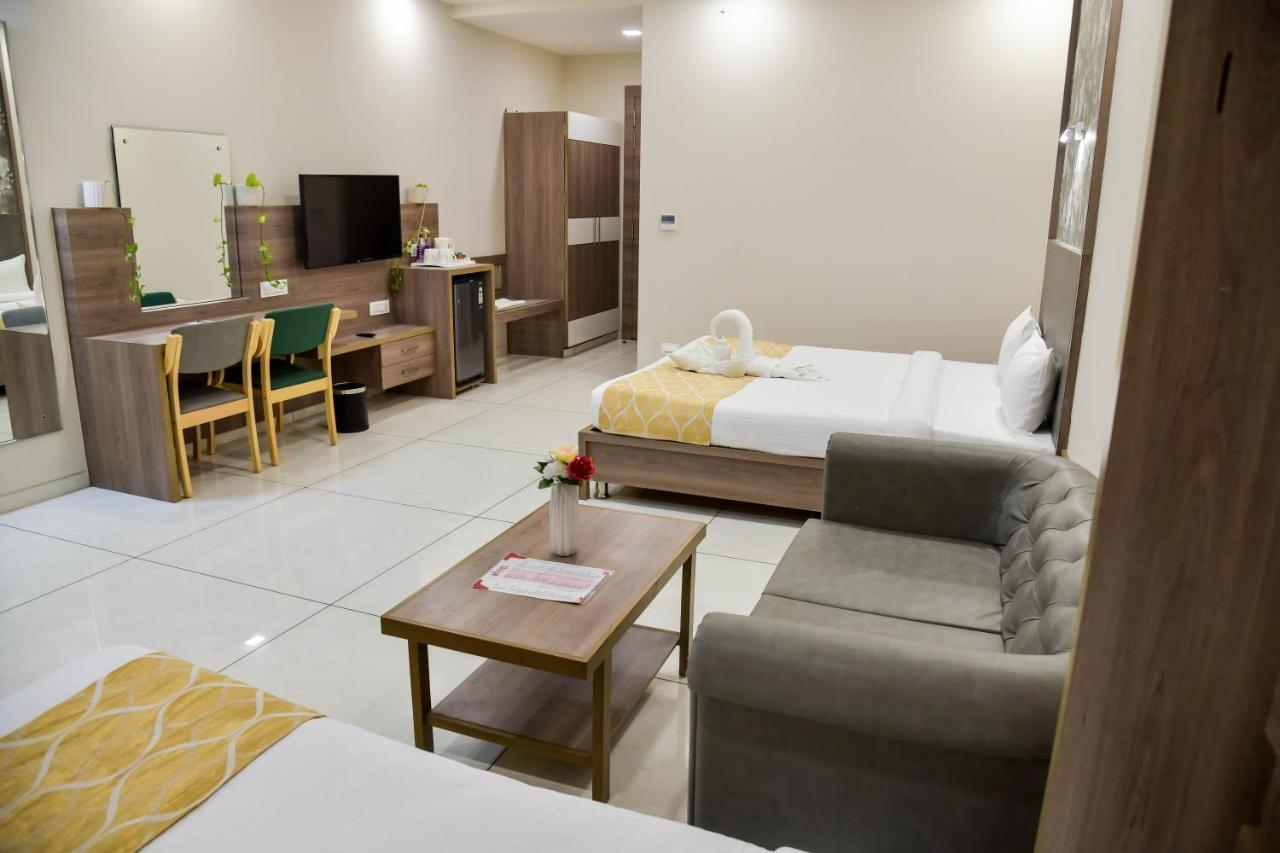 Shree Ganga Smb Hotels Ujjain Eksteriør billede