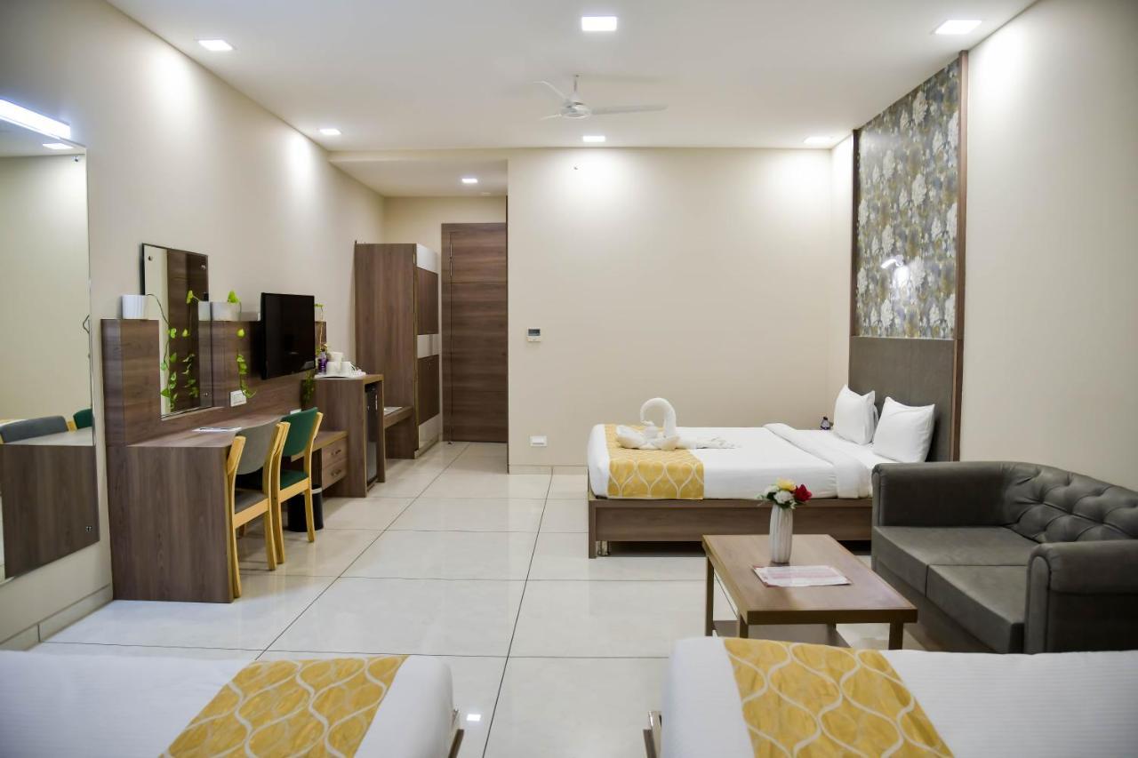 Shree Ganga Smb Hotels Ujjain Eksteriør billede